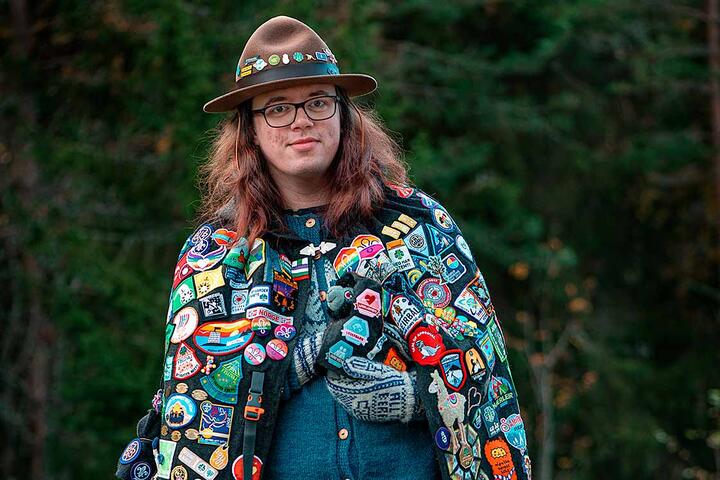 Simen Haldaker Husby, 27 år. Han er er gruppeleder i Longship Group 41. Oslo Ullevål speidergruppe og innehar kanskje norgesrekorden i leirbålskappe med over 556 speidermerker sydd på. Foto: Iver Gjendem / Speider-sport